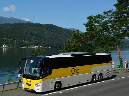 Oad bus bij meer in Oostenrijk